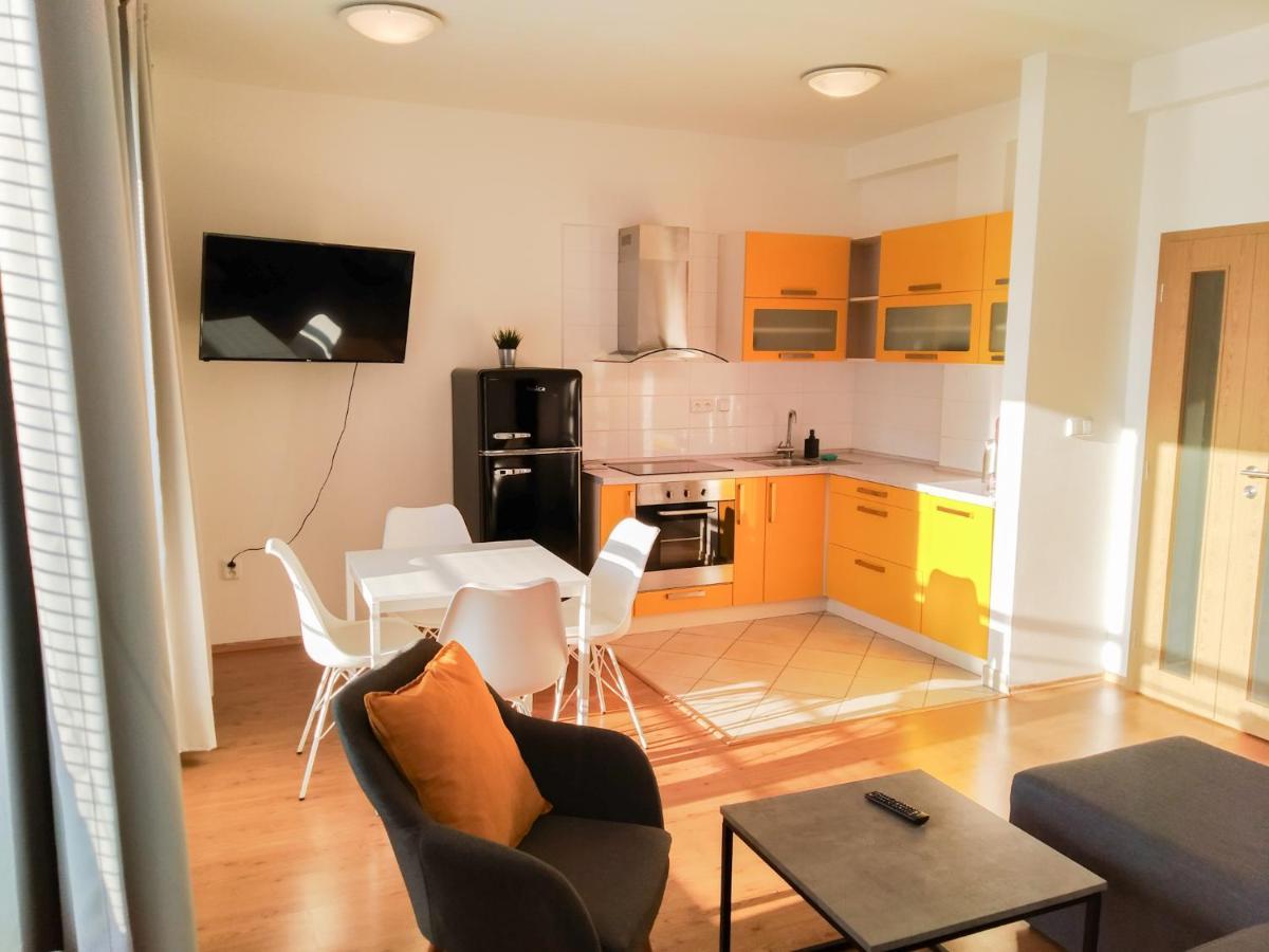 Yellow Apartment Ostrava Exterior foto