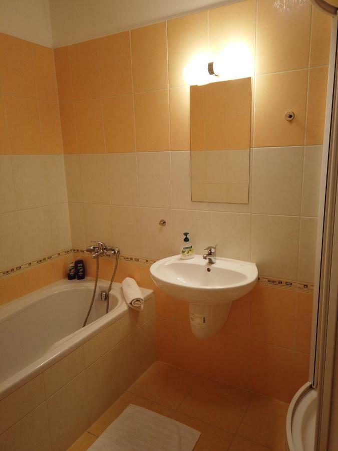 Yellow Apartment Ostrava Exterior foto